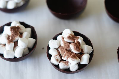 Bombe De Chocolat Chaud Maison Avec Guimauve Et Chocolats Et Noix Cuisine  Faisant Du Cacao Avec Une Boule De Chocolat Laissant Tomber Une Bombe De  Coca Dans Du Lait