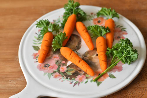ajouter un brin de persil dans la carotte en pate d'amande