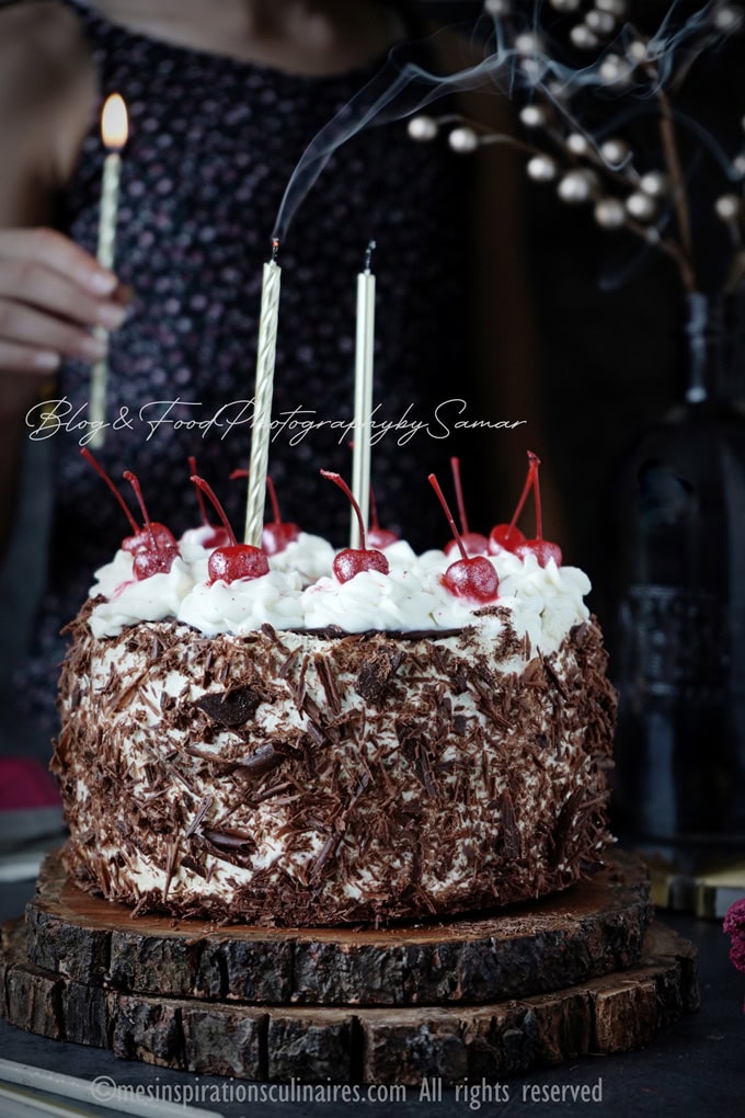 La Forêt noire gâteau allemand au chocolat chantilly et cerise