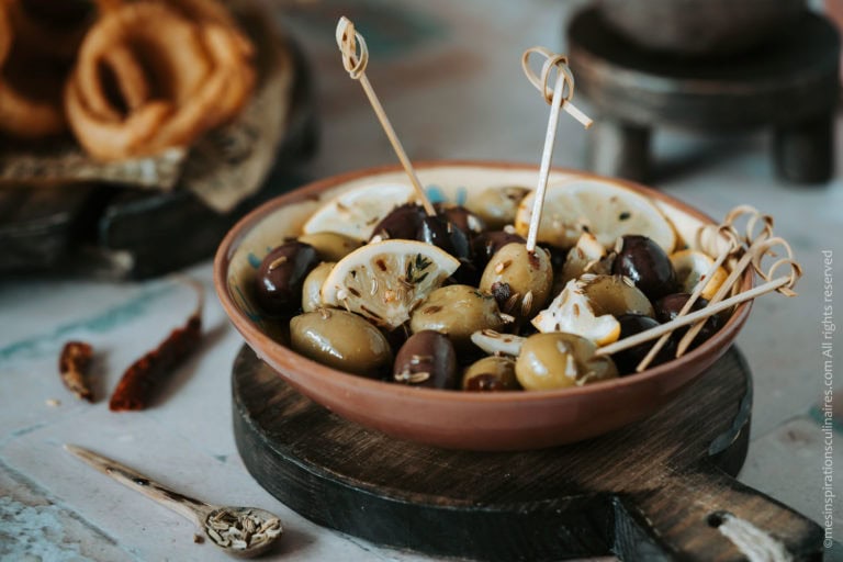 Comment faire des olives marinées aux herbes